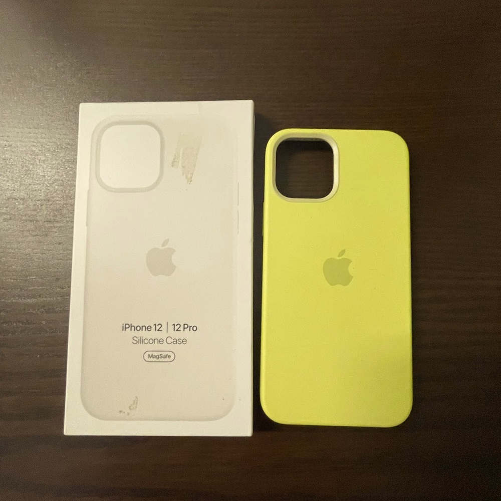 Apple IPhone 12/12 pro silicone case with MagSafe